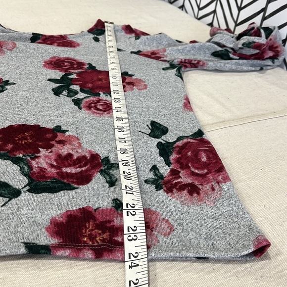 Cold shoulder Bell Sleeve Gray Rose Long Sleeve Top, Size Small - Picture 16 of 16